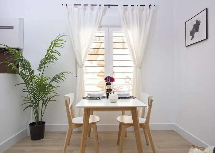 -malagasunapts- Citycenter Spacious Apartament